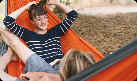 Persona descansando en una hamaca al aire libre